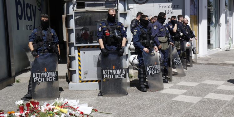 Δολοφονία 28χρονης: Σοκ για το φονικό μαχαίρωμα έξω από το Α.Τ. Αγίων Αναργύρων – Δράστης ο πρώην σύντροφος της | ΦΩΤΟ