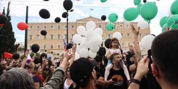 Εργατική Πρωτομαγιά: Απεργία και συλλαλητήρια συνδικάτων – Συνθήματα για ειρήνη, δημοκρατία, δικαιοσύνη, αξιοπρέπεια, ισότητα | ΦΩΤΟ